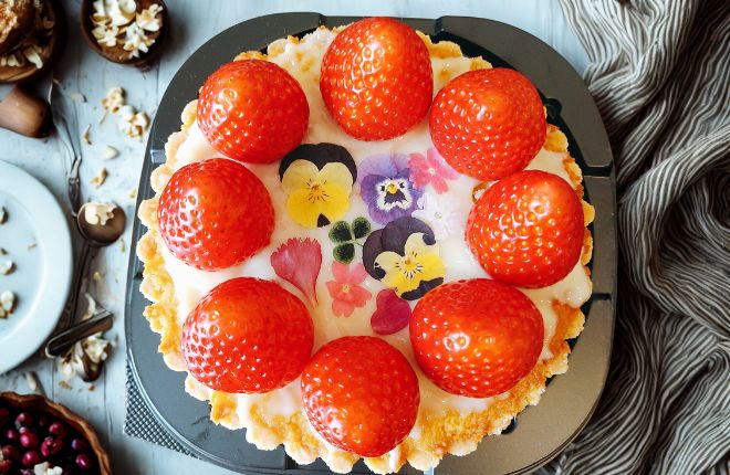 ビオラ、なでしこ、バーベナ、クローバーとイチゴのケーキ