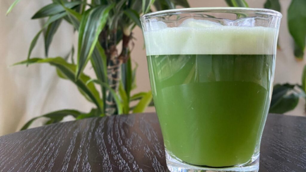 テーブル上のグラスの中にはグリーンモンスター