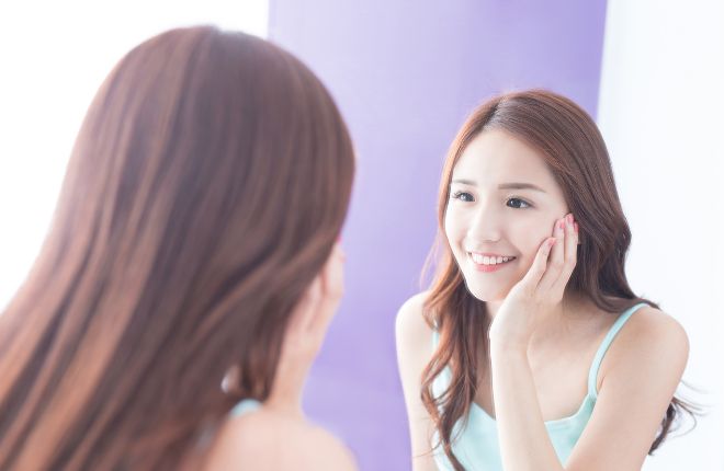 青汁入り乳酸菌のグリーンモンスターで美肌になって喜ぶ女性