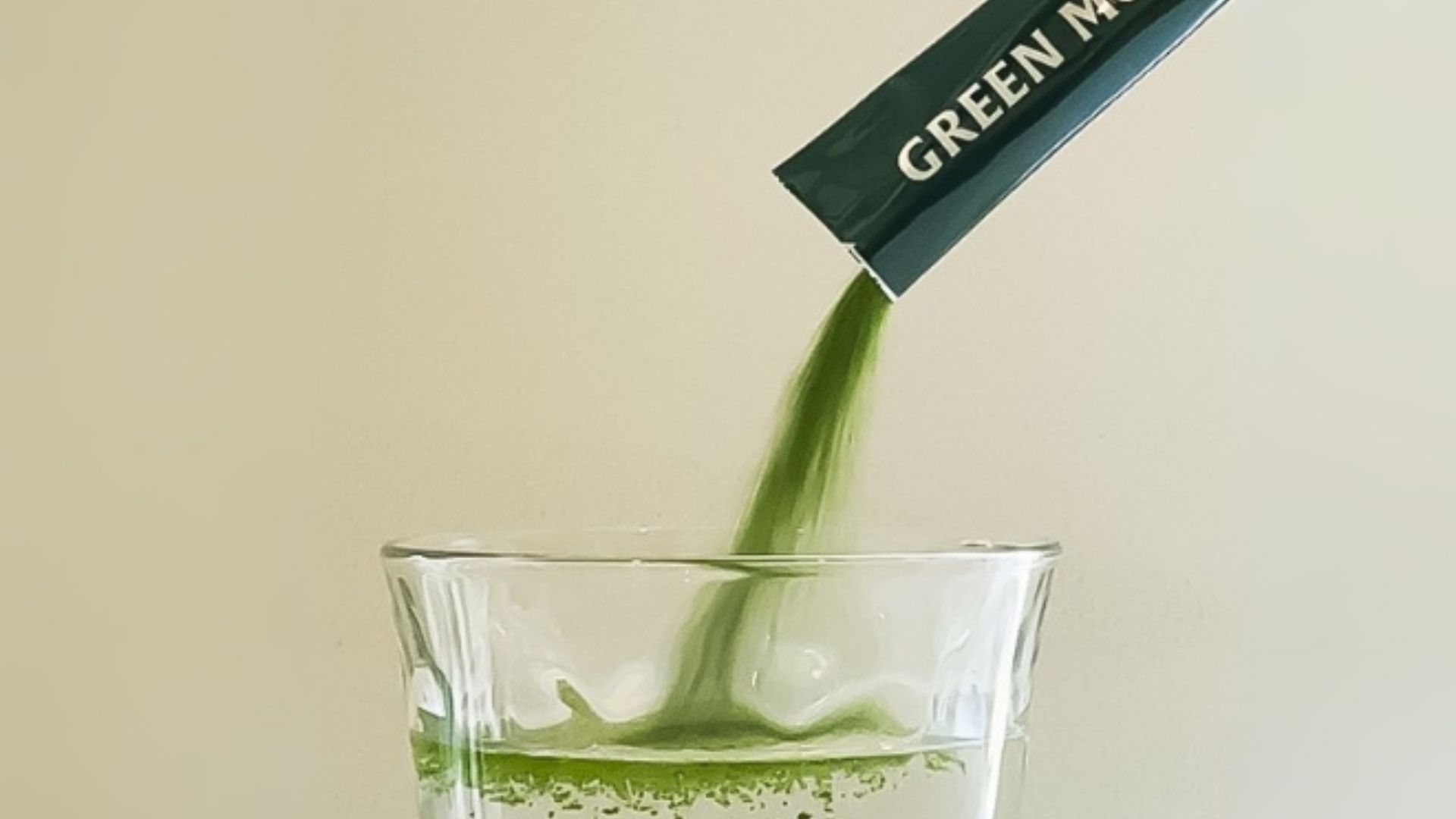 グラスの水にグリーンモンスターを注ぐ