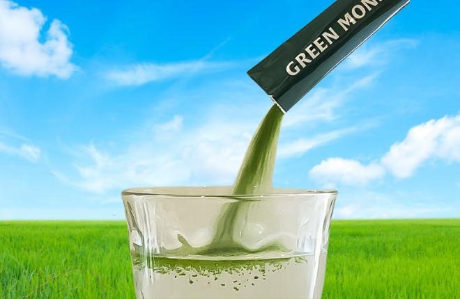 緑の大地の中でグリーンモンスターを作っている