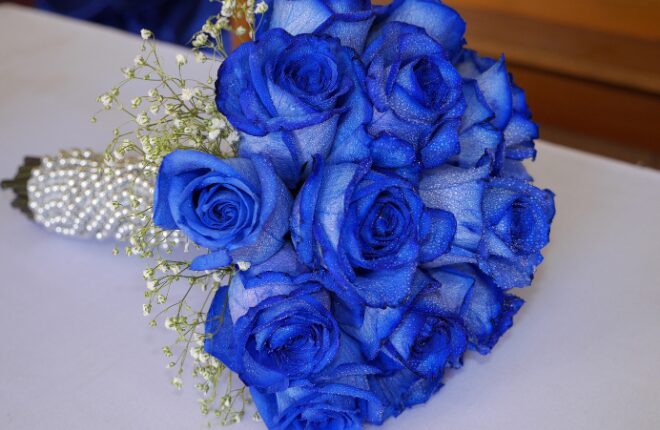 青いバラのブーケ