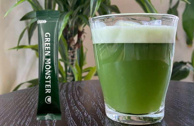 グリーンモンスタースティックとグラスに入ったグリーンモンスター