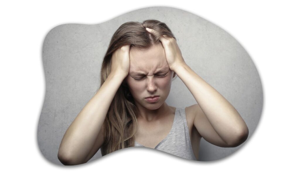 悩んでいる女性