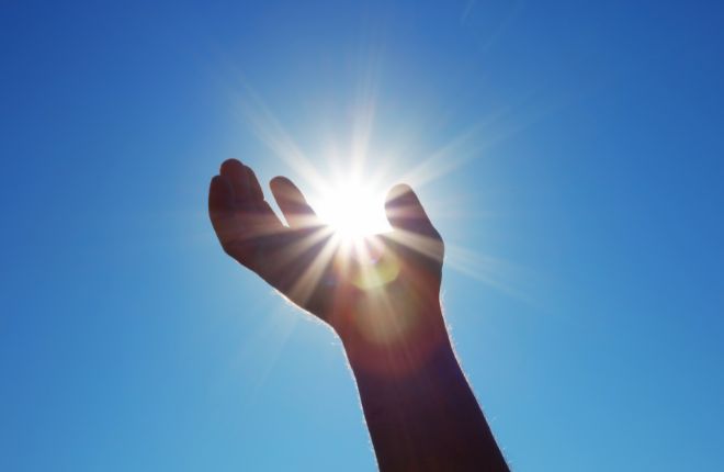 手のひらに太陽の光を受けるイメージ（体のエネルギーと巡り）