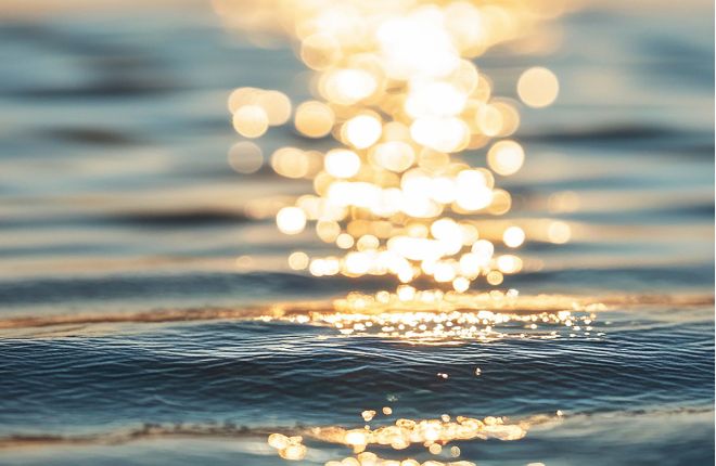 水面に光が反射する穏やかなイメージ（体が整う回復の時間）